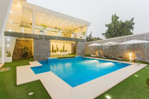 库马西Kumasi Luxury Apartments @ The Fairview的一座房子后院的游泳池