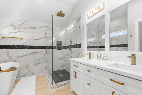 休斯顿Villa De Briley的带淋浴和盥洗盆的浴室