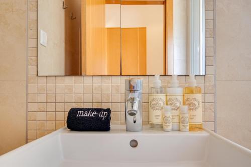 阿尔布费拉Private Deluxe 3BD Villa Pool Wi-Fi AC BBQ的浴室水槽配有肥皂和镜子