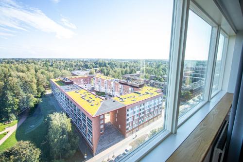 赫尔辛基Flexi Homes Itäkeskus的从窗户可欣赏到建筑的景色
