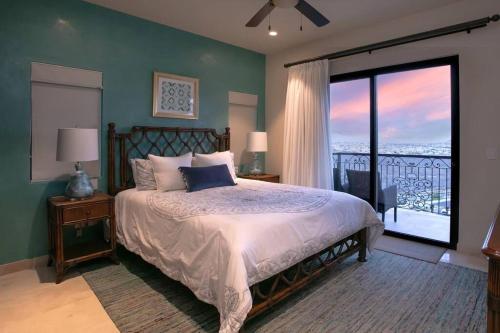 卡波圣卢卡斯Exquisite 3BR Condo Ocean Views Access Resorts的一间卧室设有一张床和一个大窗户
