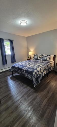 克奇坎Coho Bungalow Ketchikan Alaska的一间卧室配有一张床,铺有木地板