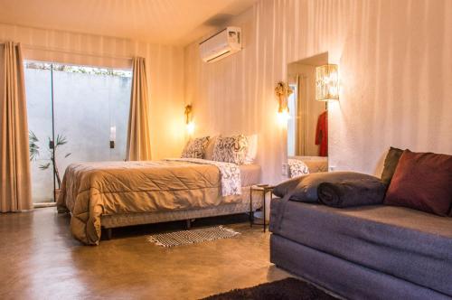 戈亚斯州上帕莱索Morada dos Saguis的酒店客房,配有床和沙发