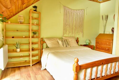 Chambres chez l'habitant - Chez Nico & Belen的一间卧室配有一张床和一个梳妆台