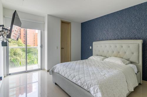 巴兰基亚Habitech soho 55-2的一间卧室配有一张蓝色墙壁的床