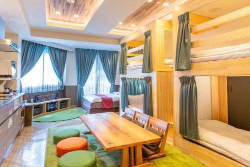 东京Hotel Pasela Living的一间带餐桌的房间和一间卧室