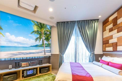 东京Hotel Pasela Living的一间卧室设有大窗户,享有海滩美景