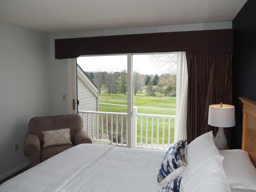 特拉弗斯城The Grand Getaway - Gorgeous And Great Location!的一间卧室设有一张床和一个大窗户