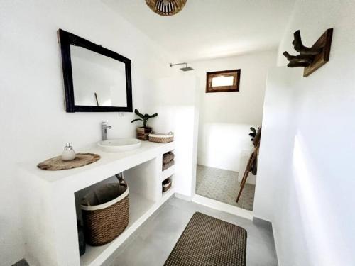 波波约Jungle Shacks : Hoku Casita的白色的浴室设有水槽和镜子