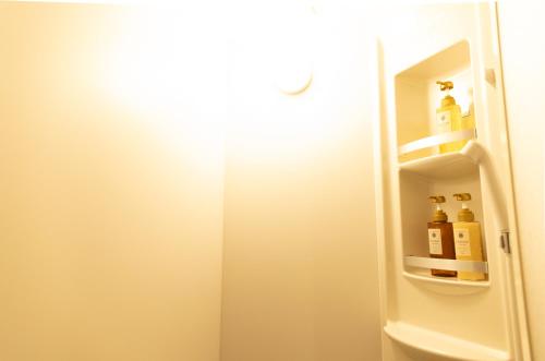 京都初音(はつね)的装有瓶子的门的白色冰箱