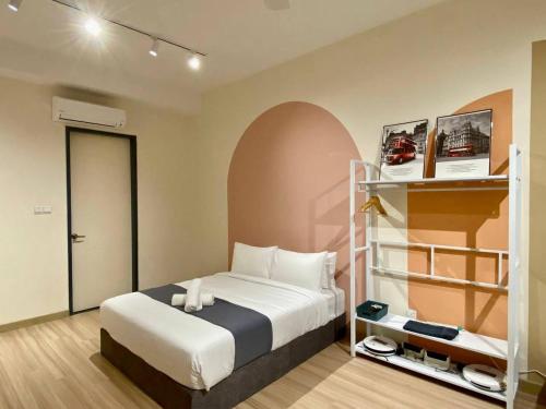 普崇Puchong New Private Pool & Jacuzzi up to 30 Pax的一间卧室配有一张床,架子上配有四柱床