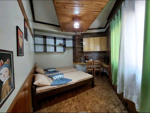 碧瑶Simple Room in a Transient House的一间卧室配有一张床和一张桌子