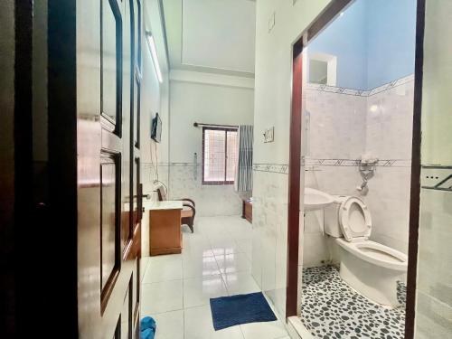 归仁Nhà Nghỉ Hải Đăng的一间带卫生间和水槽的浴室