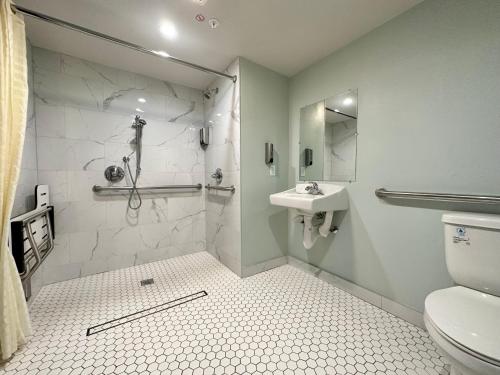 安大略Express Inn & Suites Ontario Airport的带淋浴、卫生间和盥洗盆的浴室