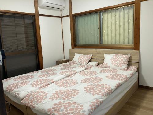 Sanoりんくう館笠松 関西空港的一间卧室配有一张大床和枕头