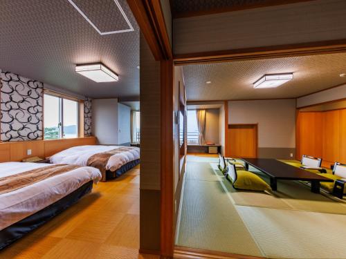 鸟羽户田家酒店的一间卧室配有两张床和一张桌子