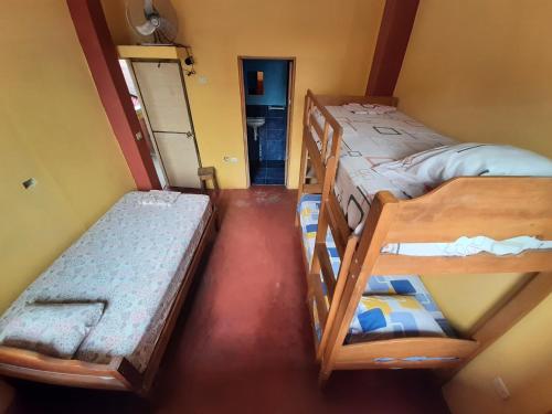 伊基托斯la casa del frances的走廊的客房内设有两张双层床。