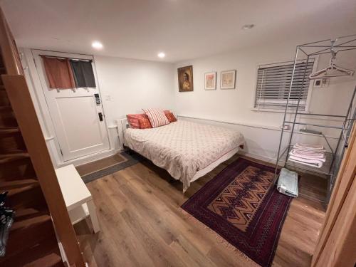 温哥华Neat, compact, private room in a lovely Vancouver neighbourhood的一间小卧室,配有床和窗户