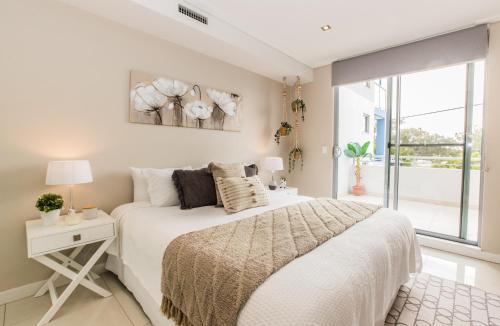 安特兰斯Lakeview luxury apartment的白色的卧室设有床和窗户