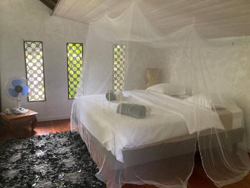 PaopaoVilla JoMana的一间卧室配有一张带天蓬的白色床
