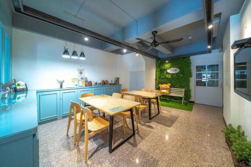 台南公园绿驿的厨房以及带桌椅的用餐室。