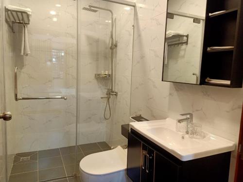 金边Nimith Hotel & Restaurant的带淋浴、卫生间和盥洗盆的浴室