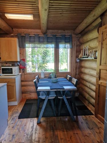 SuonenjokiVacation Home Tulikallio的小木屋内带桌子的用餐室