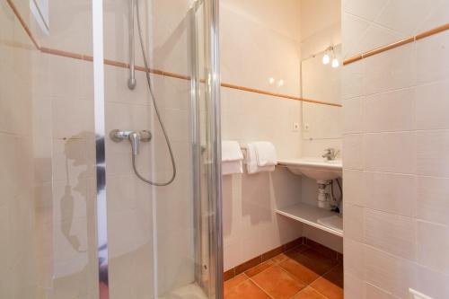 卡尔维Casa Vecchia rooms + apartments的带淋浴和盥洗盆的浴室