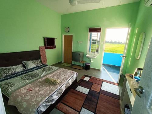 大港Laman D'Arni的绿色卧室设有床和窗户