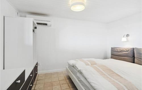蒙克博Gorgeous Home In Munkebo With Kitchen的白色卧室设有床和推拉门