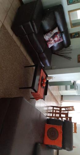 蓬戈拉Koppie Allen guest house的享有客厅的顶部景致,客厅配有沙发和椅子
