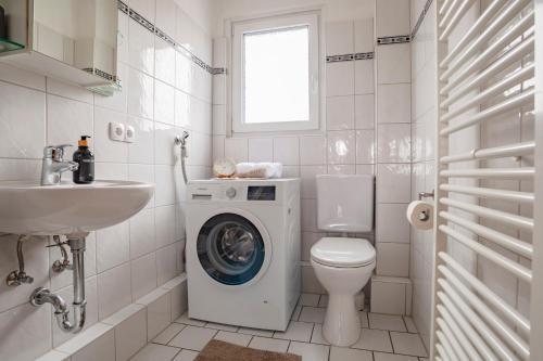 汉诺威Exclusive 2-Room-City-Apartment - Contactless Check-in的白色的浴室设有洗衣机和水槽。