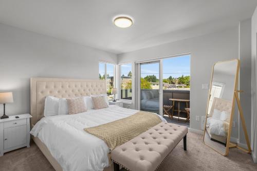 西雅图Modern Luxury Home with EV Garage, Office, Bike & Balcony, WFH & Family Friendly的白色卧室设有一张大床和镜子
