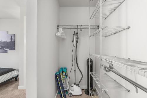 西雅图Modern Luxury Home with EV Garage, Office, Bike & Balcony, WFH & Family Friendly的一间白色墙壁和白色架子的浴室