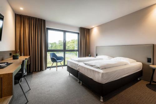 Reichenberg艾帕克科林霍尔兹酒店的配有一张床和一张书桌的酒店客房