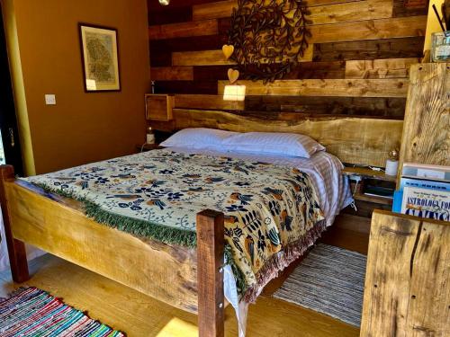Donington on BainThe Vikings Retreat的一间卧室配有一张木墙床