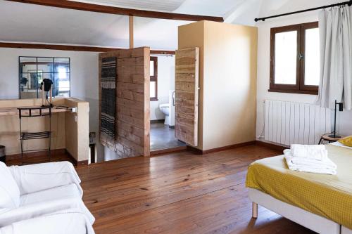 Gaillac-ToulzaChaumarty Ecogîtes©的大型客房设有床和浴室。