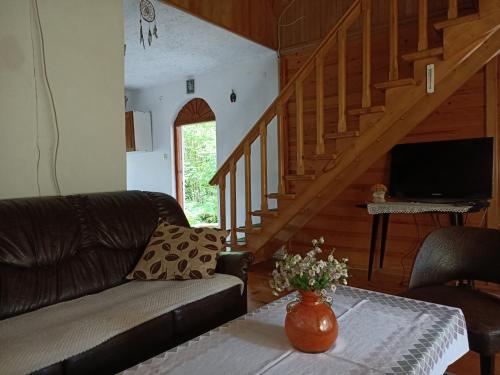 Domek w Gorcach的客厅配有沙发和桌子