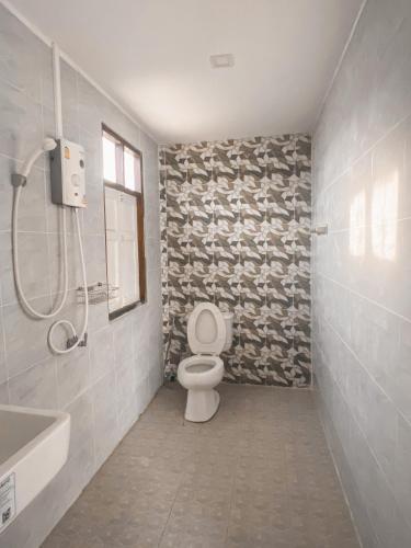 Ban KaoRoute 3228的浴室配有卫生间、盥洗盆和淋浴。
