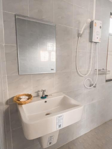 Ban KaoRoute 3228的白色的浴室设有水槽和淋浴。
