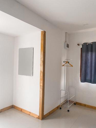 Ban KaoRoute 3228的一间白色墙壁和椅子的房间