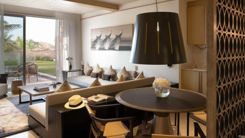 马斯喀特Jumeirah Muscat Bay Oman的客厅配有沙发和桌子