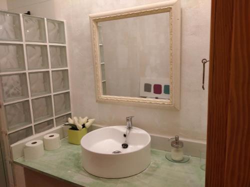 穆尔西亚el valle的浴室设有白色水槽和镜子