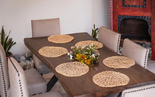 罕萨Offto Resort Hunza的一张带椅子和鲜花的木桌