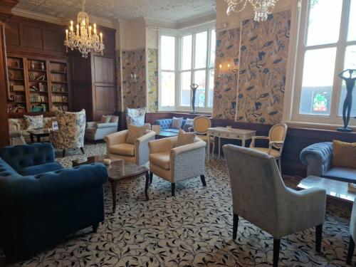 费利克斯托奥威尔酒店的带沙发和椅子的客厅以及吊灯。