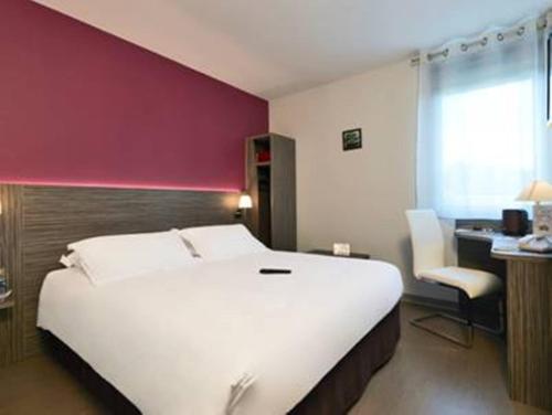 Albaret-Sainte-Marie圣切里德浦切尔基利亚德 - 艾尔德拉洛泽尔酒店的红色墙壁的房间里一张大白色的床