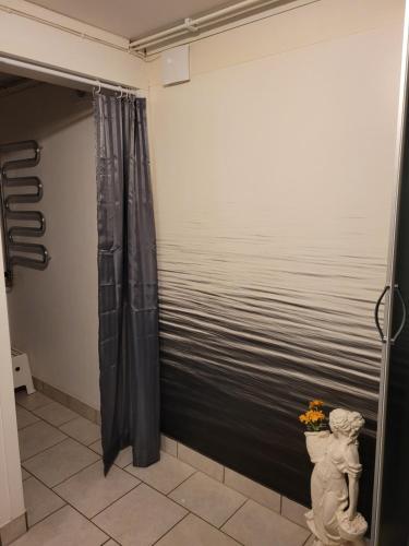 维默比Karlstorp 4 km från Vimmerby的浴室设有水景淋浴帘
