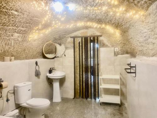 拉卡布雷拉Cueva romántica - Jacuzzi的一间带卫生间和水槽的浴室