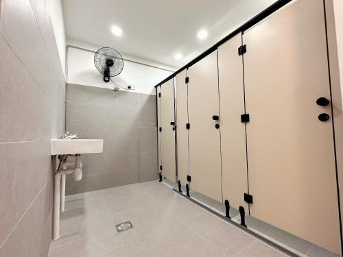 新加坡RadZone Hostel的浴室设有一排储物柜和盥洗盆