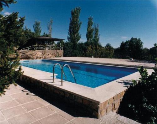 拉卡布雷拉Cueva romántica - Jacuzzi的庭院里的一个大型游泳池